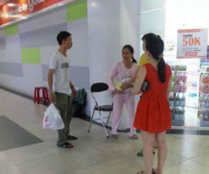 Vợ chậm cho con bú bị chồng đánh giữa siêu thị