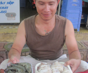 Chủ quán bánh căn bán 2 đĩa 250.000 đồng nói gì?