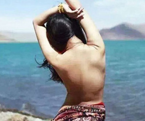 Chụp ảnh nude ở hồ thiêng Tây Tạng, một phụ nữ trẻ bị "ném đá"