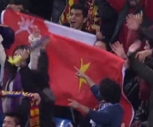Cờ Việt Nam tung bay ở trận Man City - PSG