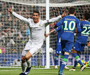 Cristiano Ronaldo phá hàng loạt kỉ lục nhờ hat-trick hạ Wolfsburg