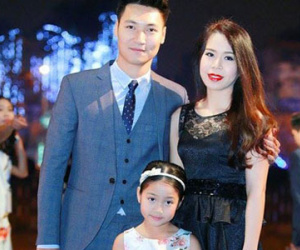 Gia đình hạnh phúc của ông bố điển trai "Bố ơi mình đi đâu thế"