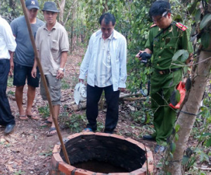 Một phụ nữ chết cháy dưới giếng hoang