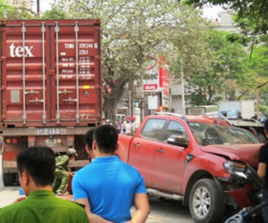 Rơ-moóc tuột khỏi xe đầu kéo, cán chết một phụ nữ