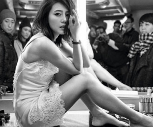 Vẻ đẹp gợi cảm nhưng vẫn cá tính của Cao Viên Viên trên tạp chí