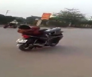 Video: Thanh niên nằm ngửa, dùng chân lái xe máy giữa đường