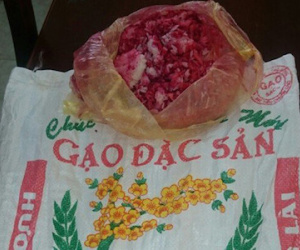 Vụ cơm chuyển sang màu hồng: Chủ cửa hàng đem gạo đến công an nấu thực nghiệm