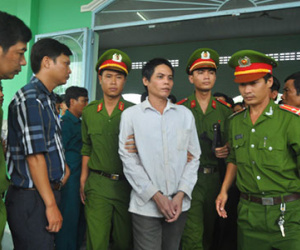 Bênh anh ruột, dùng dao đâm chết người
