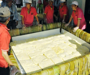 Cận cảnh gói chiếc bánh chưng “khủng” 2,5 tấn dâng Quốc Tổ