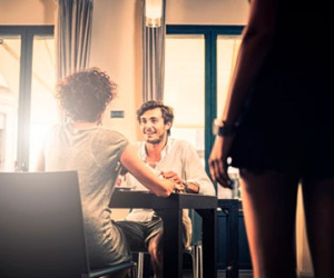 Chị em, mỗi người một cách "trị chồng" ngoại tình