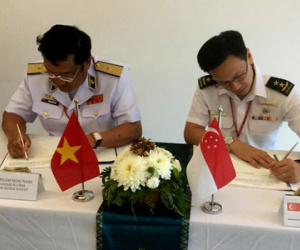 Hải quân Việt Nam-Singapore ký quy chế cứu nạn tàu ngầm