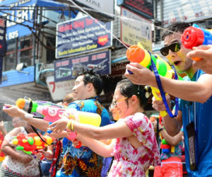 Hàng nghìn người dự lễ Té nước Songkran ở phố Tây Bangkok