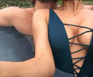 Irina Shayk lại khoe ngực chọc tức Ronaldo