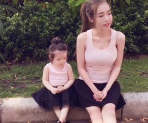 Mẹ con Elly Trần đốn tim fan khi diện váy maxi điệu đà