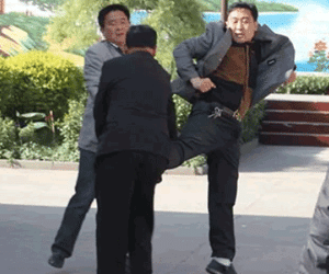 Quan chức đánh nhau bầm mắt, sưng môi như trên võ đài