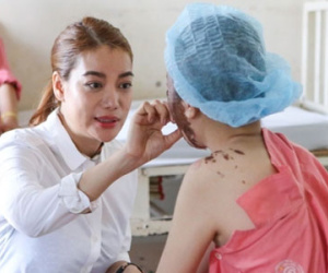Trương Ngọc Ánh giúp nữ sinh bị tạt axit khôi phục dung nhan