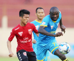 Anh Đức lại ghi bàn, B.Bình Dương vào TOP 3