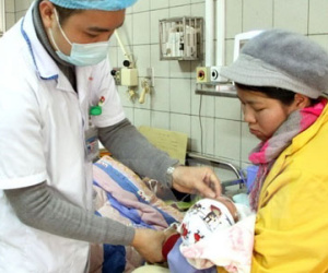 Bé 3 tuổi rơi từ ban công trường mầm non, chấn thương sọ não