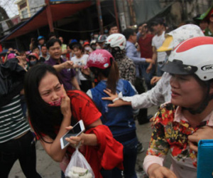 Gần 2.000 công nhân ngừng việc, ném trứng thối vào người đi làm