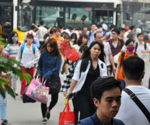 Hàng chục nghìn người chen chân rời Thủ đô về quê nghỉ 10.3