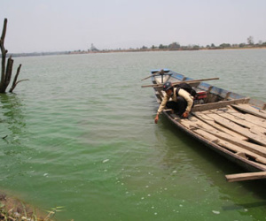 Hoảng hồn vì nước sông Ba bỗng chuyển màu xanh