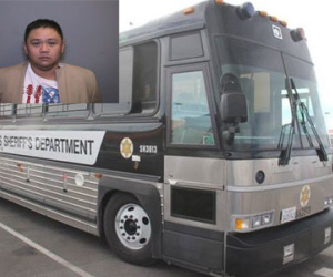 Minh Béo được áp giải bằng xe bus đến buổi luận tội