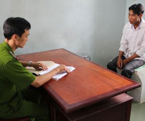 Ném con vào lửa vì ghen tuông với vợ