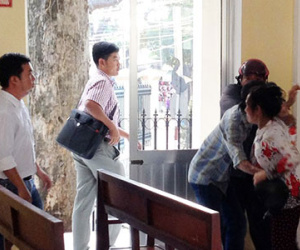 Nữ nguyên đơn đuổi đánh cán bộ phường gây náo loạn tòa án