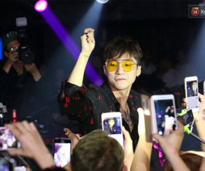 Sơn Tùng M-TP đẹp trai ngời ngợi, khiến fan Hà Nội phát cuồng