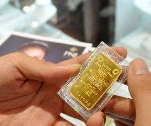 USD bật tăng, vàng SJC giảm dè dặt