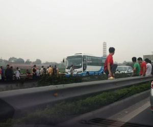 Xe khách đâm chết người, cao tốc Pháp Vân ùn tắc hơn 3 giờ