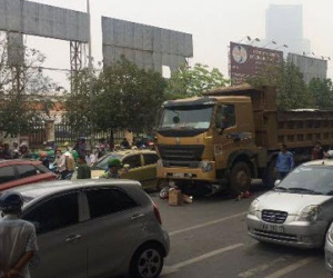 Xe tải cán chết người phụ nữ ngay cổng bến xe Mỹ Đình