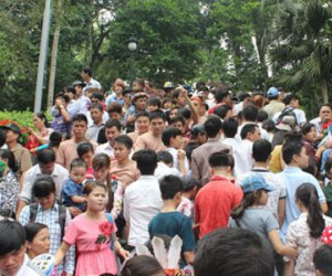 Clip: Chen lấn, xô đẩy trong ngày khai hội Đền Hùng