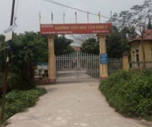 Dâm ô nữ sinh bị phát hiện, kẻ xăm hình bọ cạp bỏ chạy... rơi cả dép
