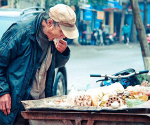 Hình ảnh ông lão nhặt thức ăn từ thùng rác lay động dân mạng