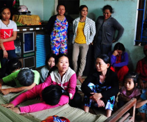Người thân vật vã bên thi thể 9 học sinh chết đuối