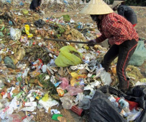 Phơi lưng mưu sinh trên bãi rác hôi thối giữa trời 40 độ C
