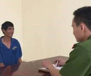Rình cô hàng xóm tắm suốt 2 năm rồi "trộm tình"