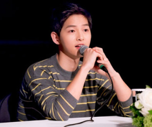 Song Joong Ki gián tiếp phủ nhận tin đồn hẹn hò: "Song Hye Kyo đã là một tiền bối lớn mà tôi không thể với"