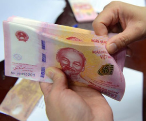 Tiền lưu niệm 100 đồng sẽ bán vào thứ 5, thứ 6 hàng tuần