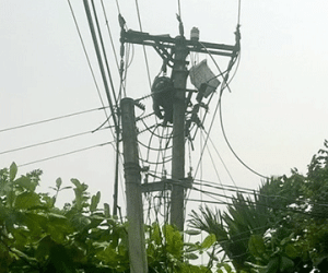 Bất lực nhìn một công nhân bị điện giật dính trên cột