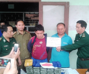 Bắt người nước ngoài chở 36 bánh heroin, 15.000 viên ma túy