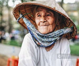 Chuyện đời đắng cay của người mẹ già 86 tuổi bán hàng nước ven hồ Giảng Võ
