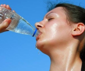 Uống nước lạnh mùa hè, thói quen tự hại mình