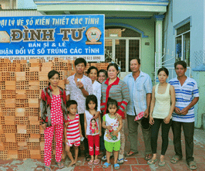 Vừa thắng kiện vụ "tờ vé số 1,5 tỉ", mẹ con bà Tuyết lại trúng số