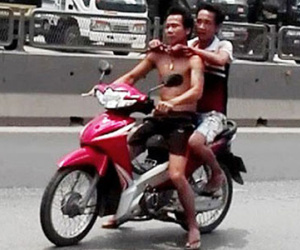 30 cảnh sát truy đuổi kẻ gí dao khống chế con tin