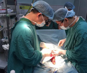 Bé trai 3 tuổi bị chú ruột cắt đứt dương vật