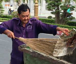 Bị đẩy ra đường quét rác vì dám tố cáo “sếp”