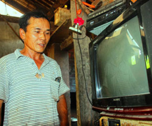 Chưa có điện đã chi tiền triệu sắm ti vi, âm ly...