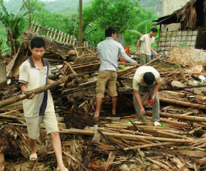 Giông lốc, mưa đá làm sập và tốc mái 34 ngôi nhà